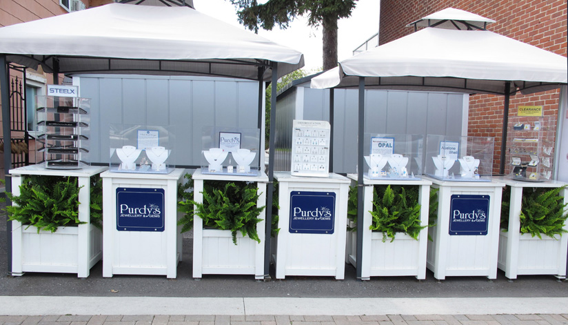 In 2010, Purdys Jewellery and Gems introduced our outdoor boutique in the space adjacent to our store. These outdoor kiosks showcase affordable jewellery by local, national and international artists. We also showcase jewellery for children and men.
